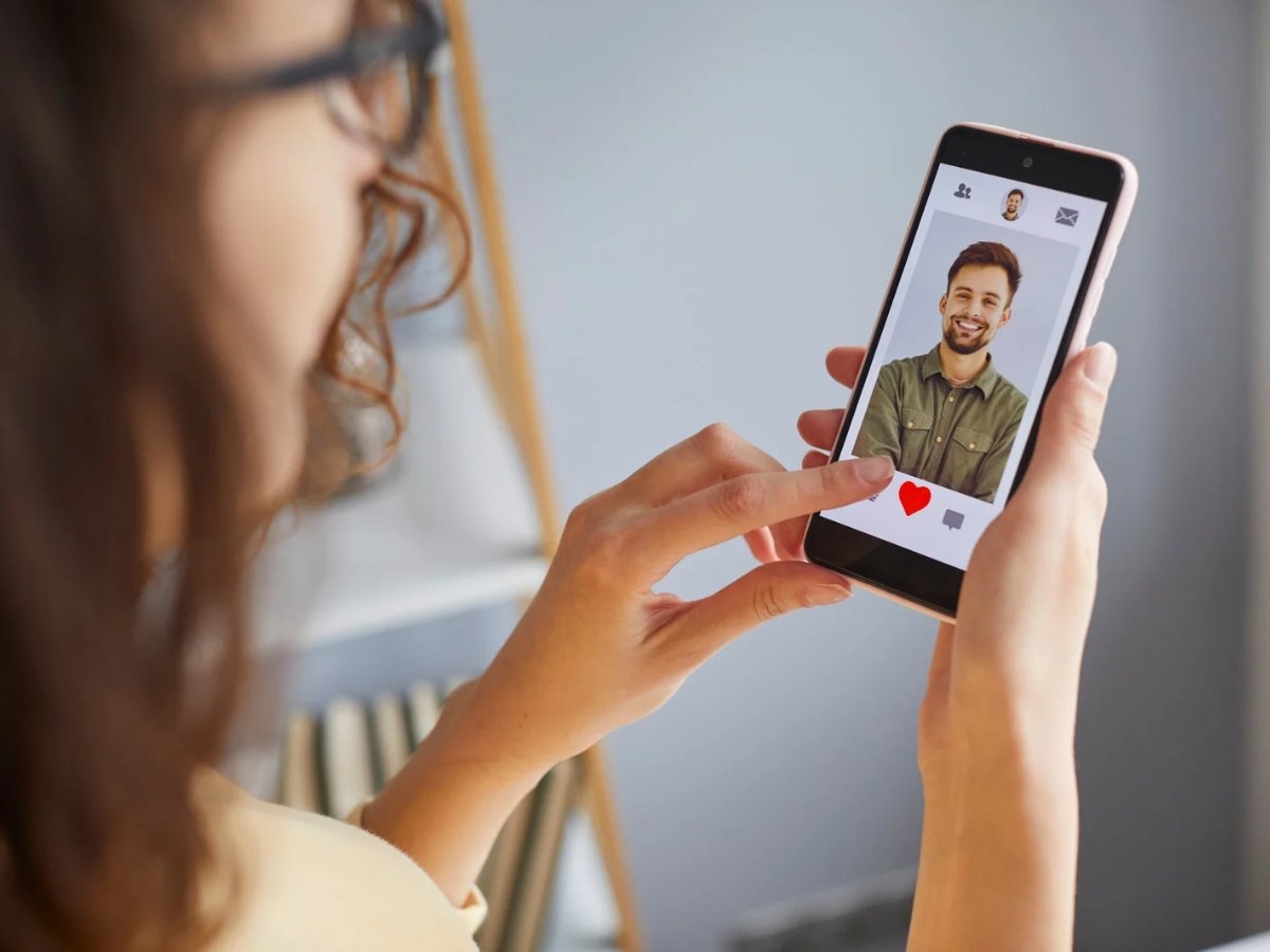 Woman liking a match on a dating app, beginning a connection that can lead to Mutual Climax